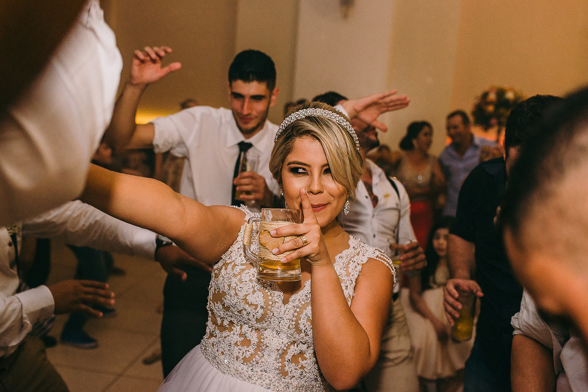 Noiva se divertindo na balada de casamento
