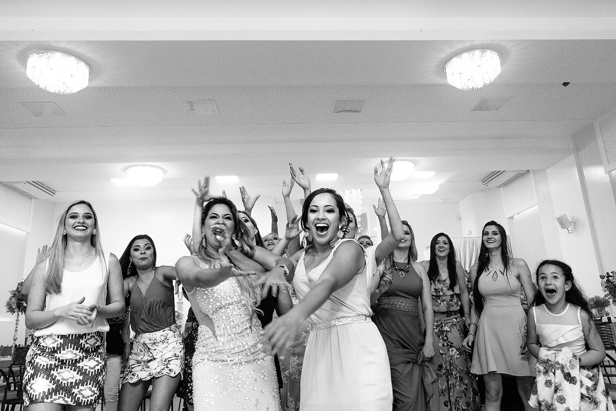 Amigas solteiras tentando pegar o buque