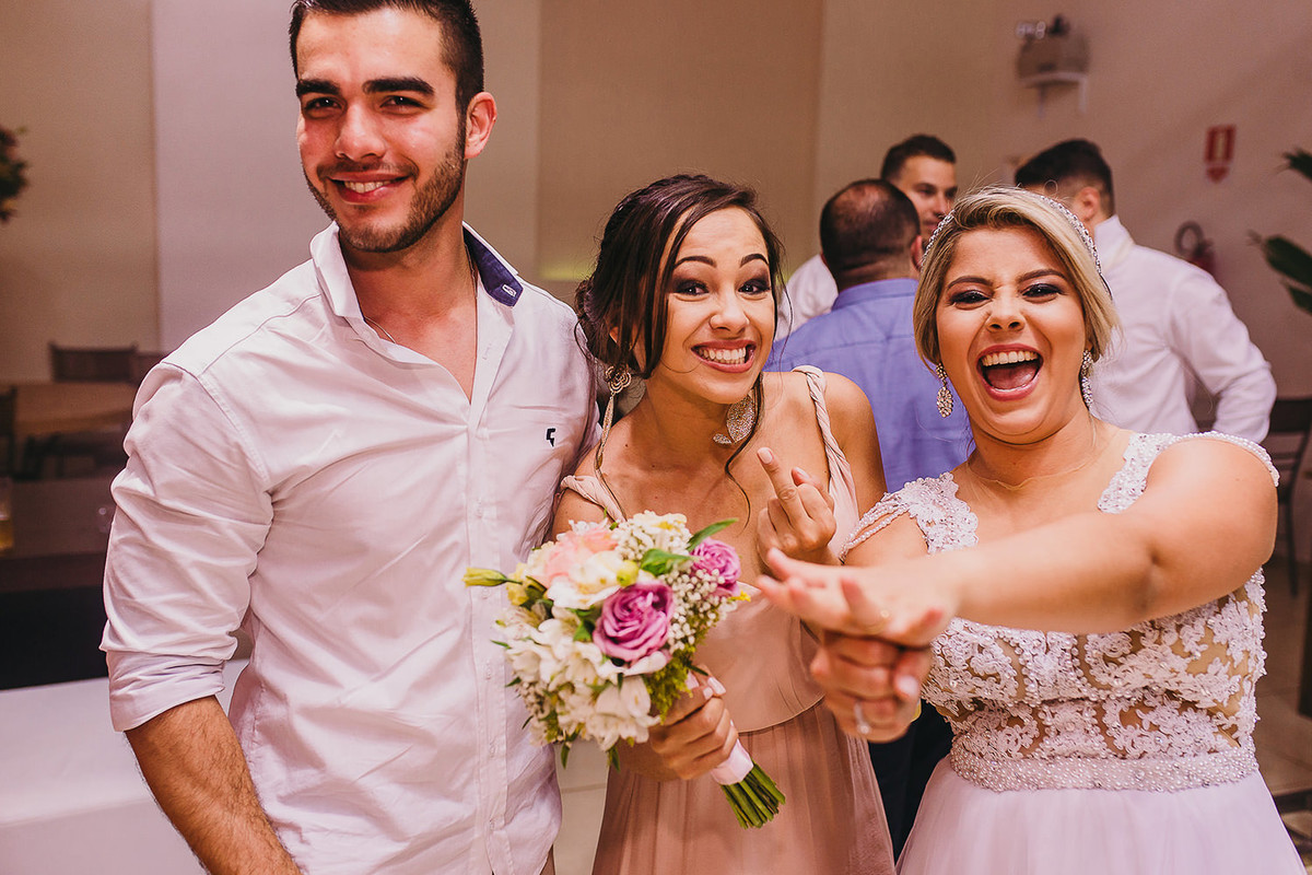 Foto da sortuda que pegou o buque da noiva