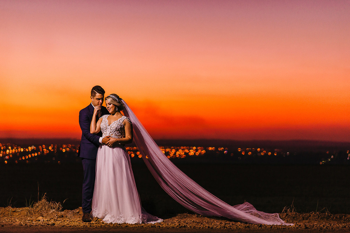 Ensaio de noivos em casamento no por do sol