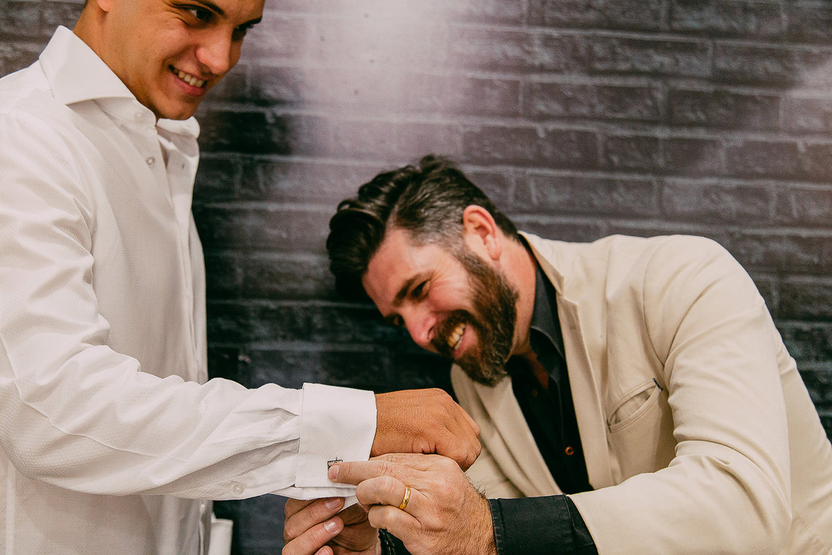 Noivo de arrumando para casamento em Maringá-PR