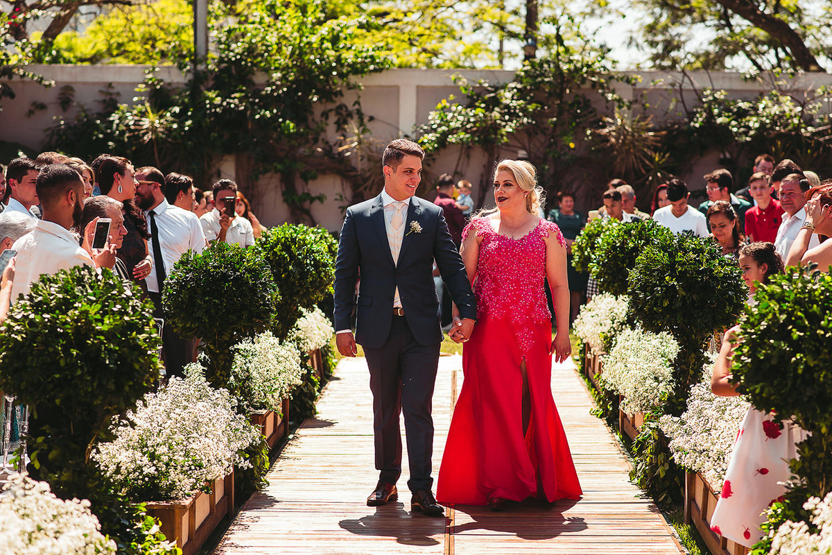 Foto da entreda do noivo em casamento de dia