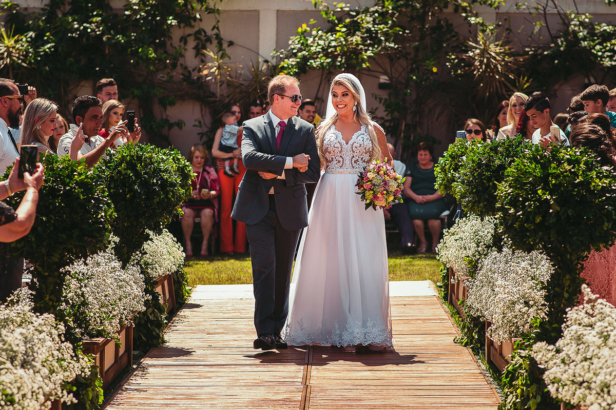 entrada da noiva em casamento ao ar livre