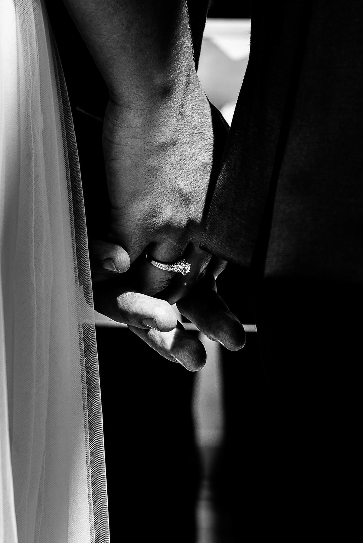 foto de detalhe dos noivos de mao dadas