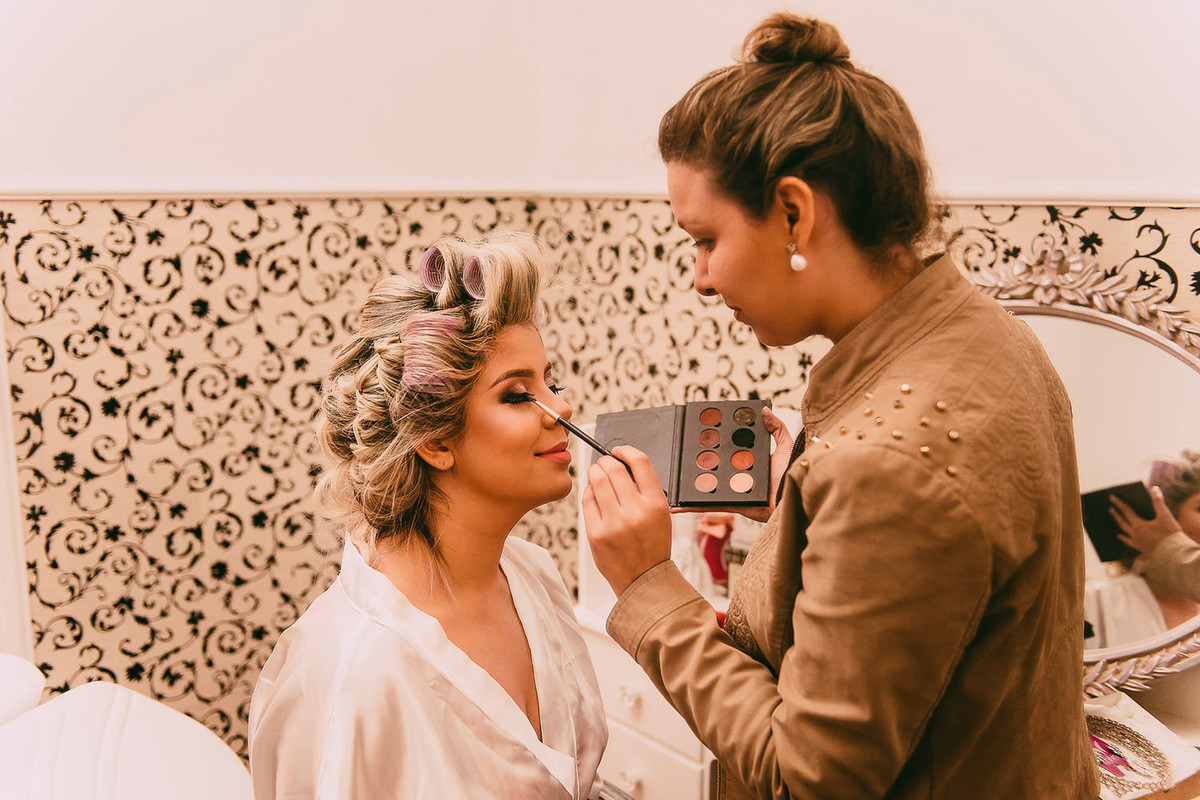 noiva se maquiando em Maringá-PR