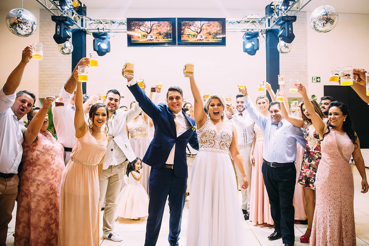 Foto de Brinde dos noivos com caneca de chopp