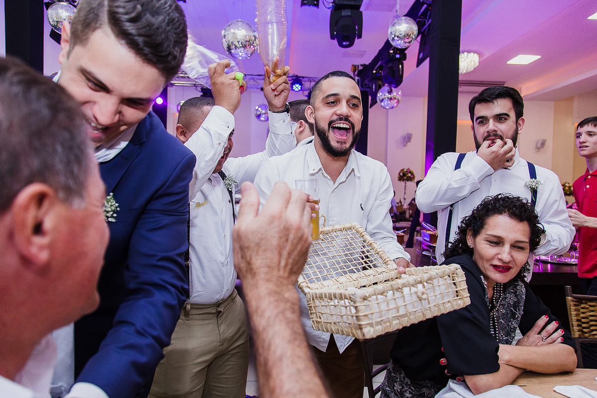 momento da gravata da noivo em Maringá-PR