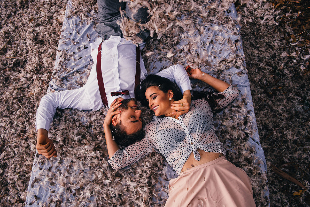 ensaio de casal diferente em plantacao