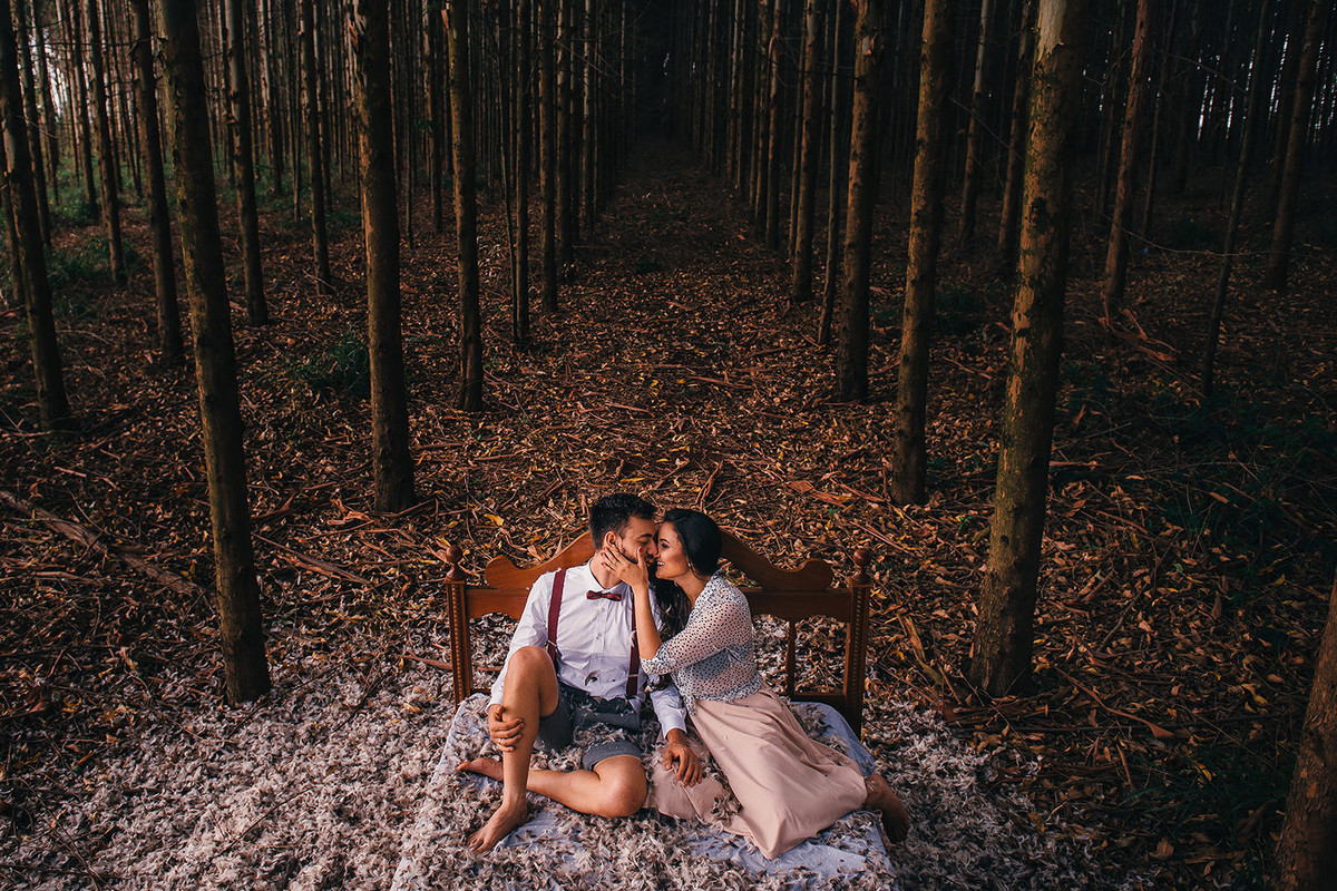 beijo do casal durante o pre wedding no eucalipto