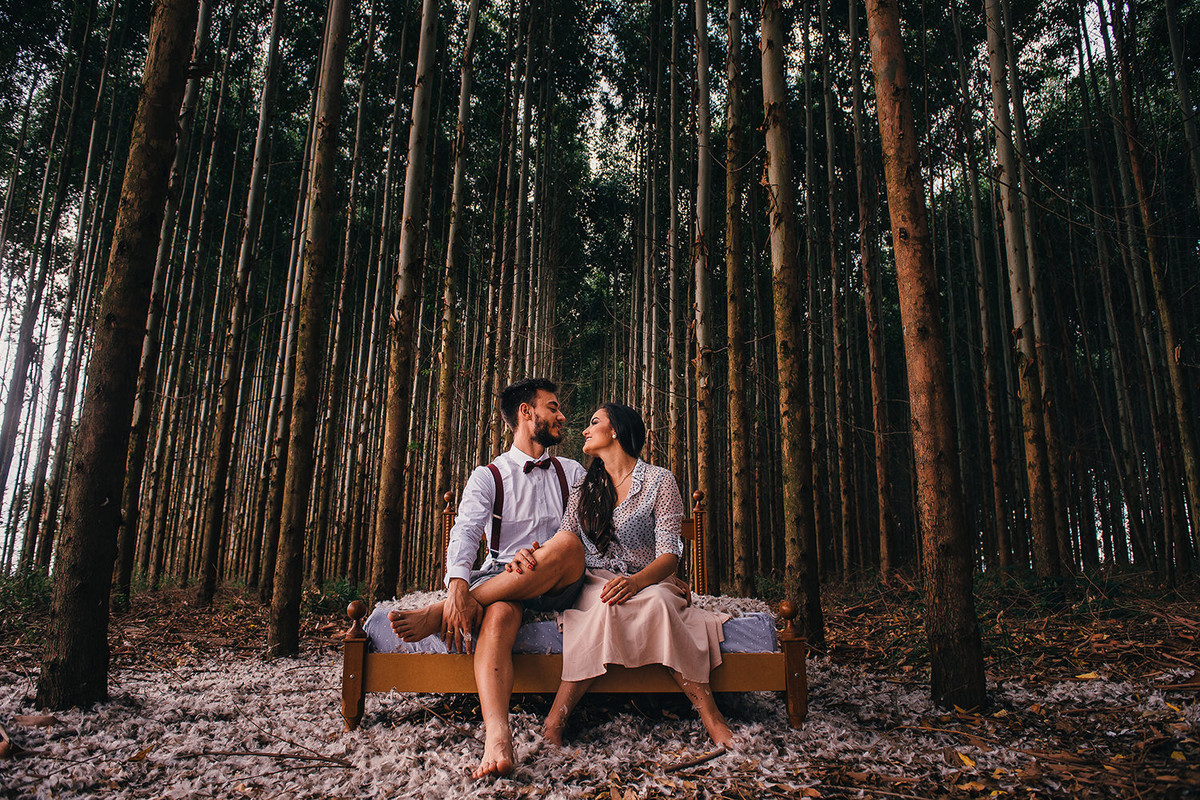 fotos do casal durante o pre wedding na plantacao de eucalipto