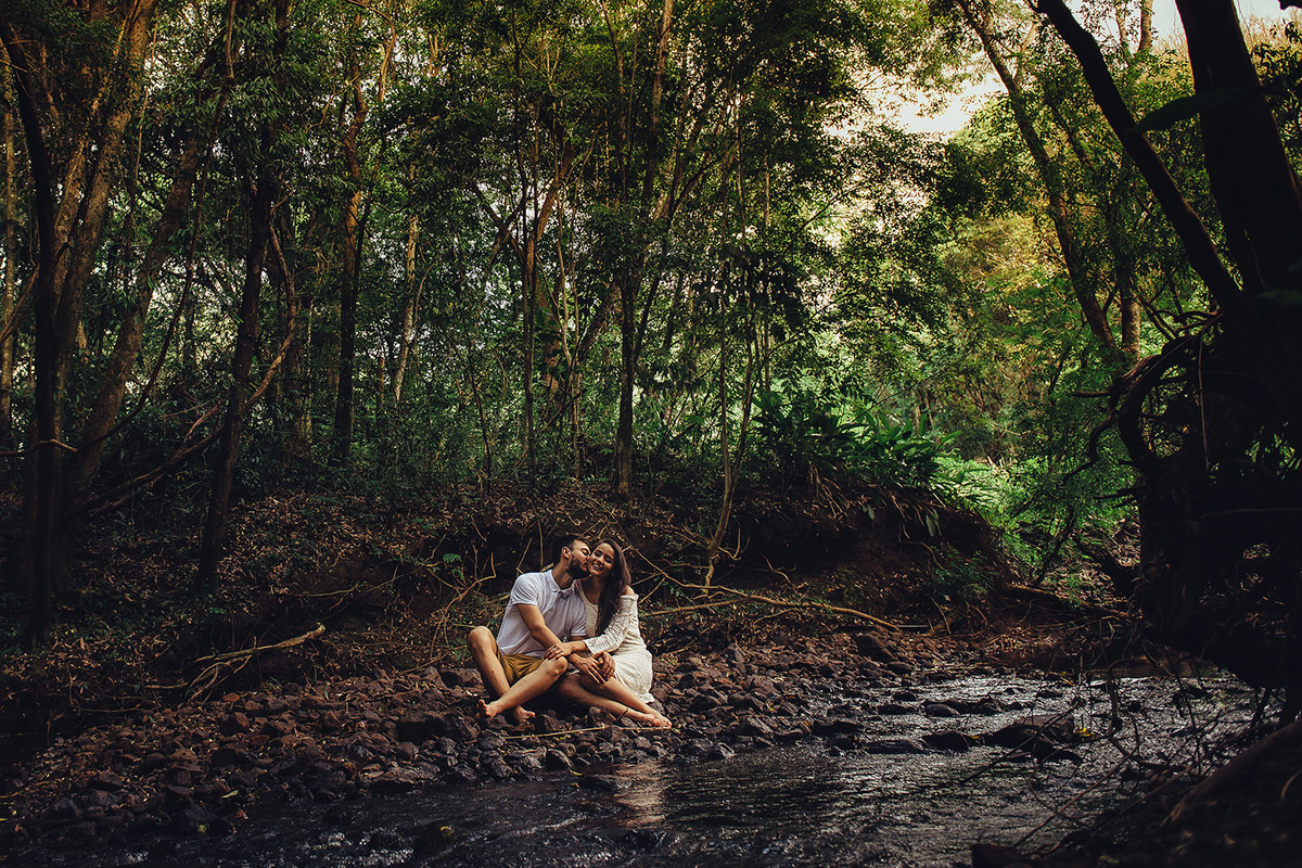 casal namorando em pre wedding na cachoeira