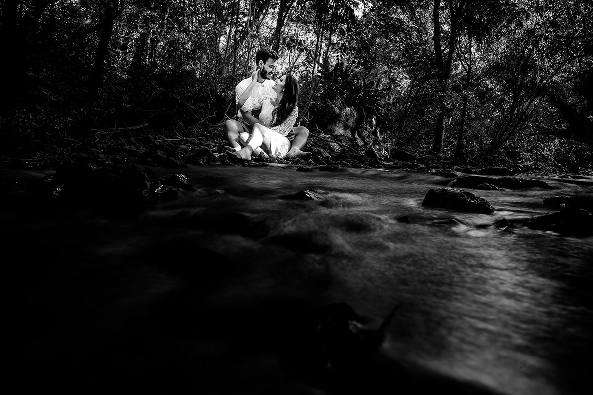 casal se olhando em ensaio fotografico na cachoeira