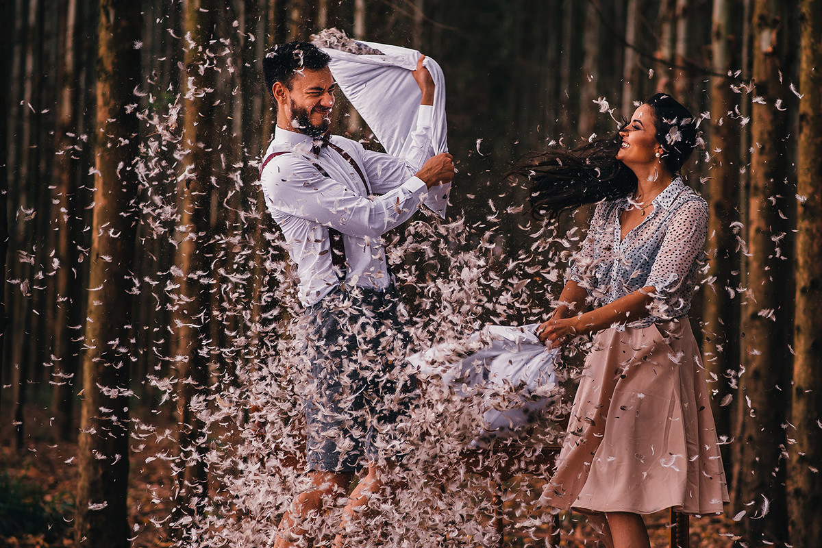 Rickardo Andrade fotografa pre weeding divertido em plantacao de eucalipto