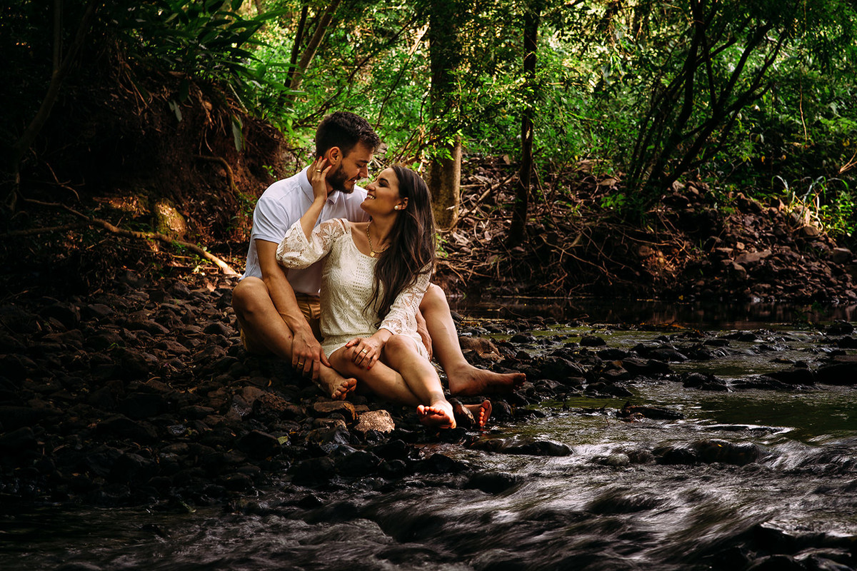 ensaio de casal em cachoeira em Mandaguari-PR