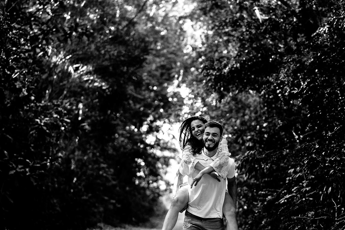 casal brincando em ensaio fotografico