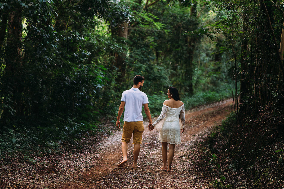casal caminhando em ensaio fotografico na natureza