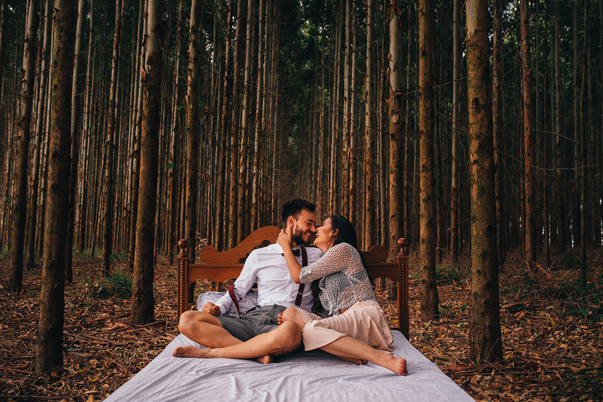 casal em uma cama na plantacao de eucalipto no pre wedding