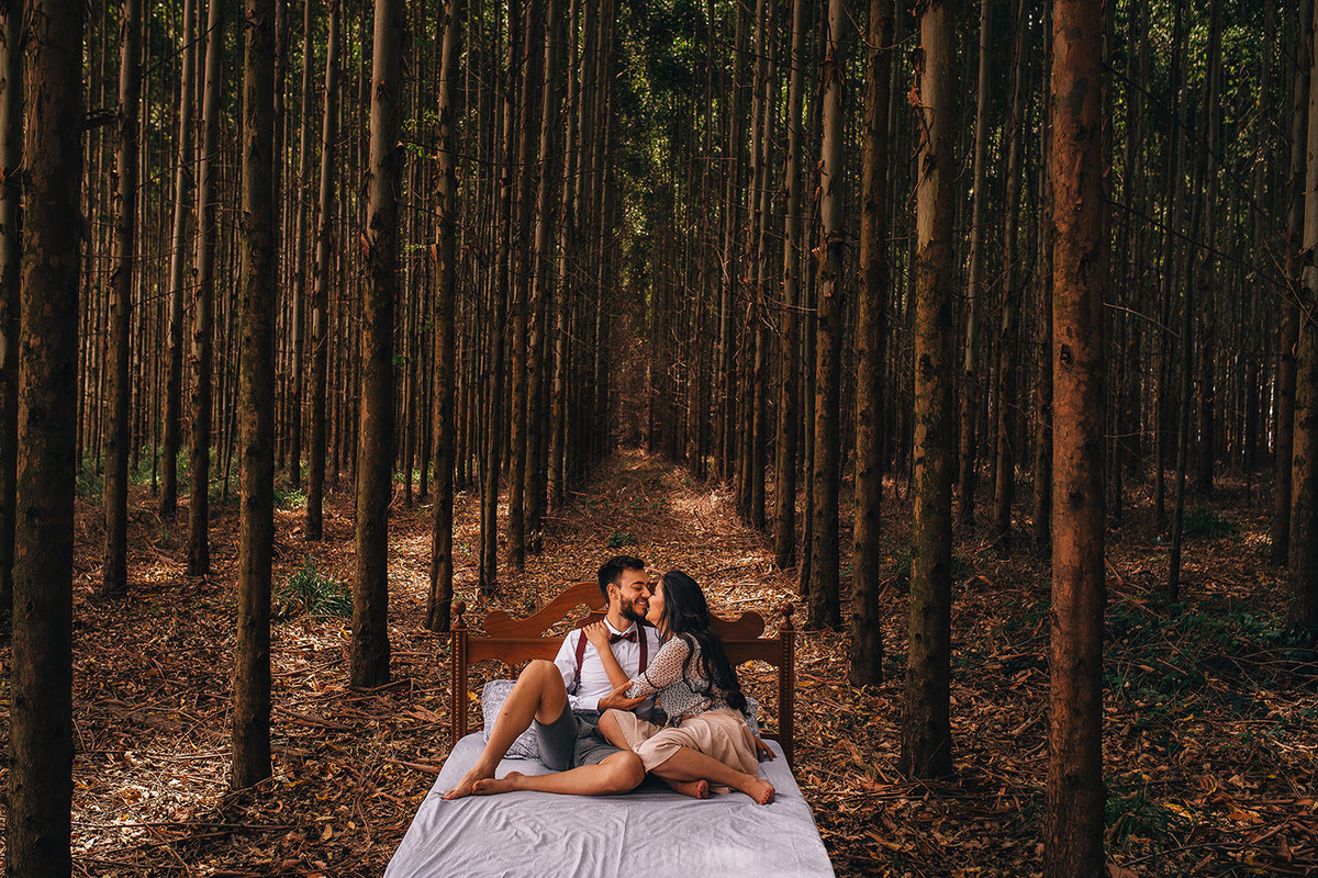 fotos de casal namorando na cama em pantacao de eucalipto