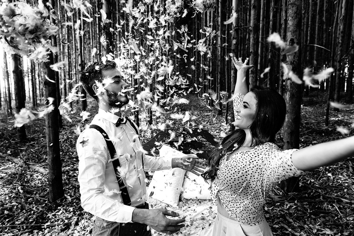 guerra de travesseiro durante ensaio de casal