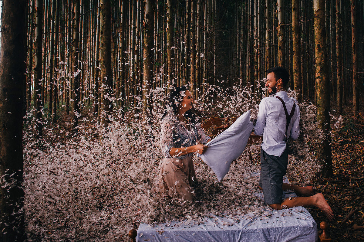 casal brincando em pre weeding na plantacao