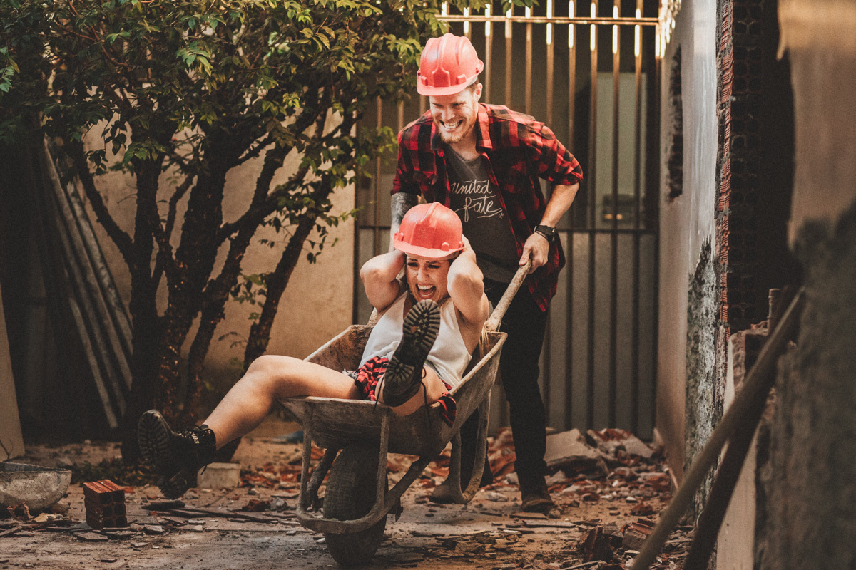 ensaio pre wedding feito na construção da casa do casal 