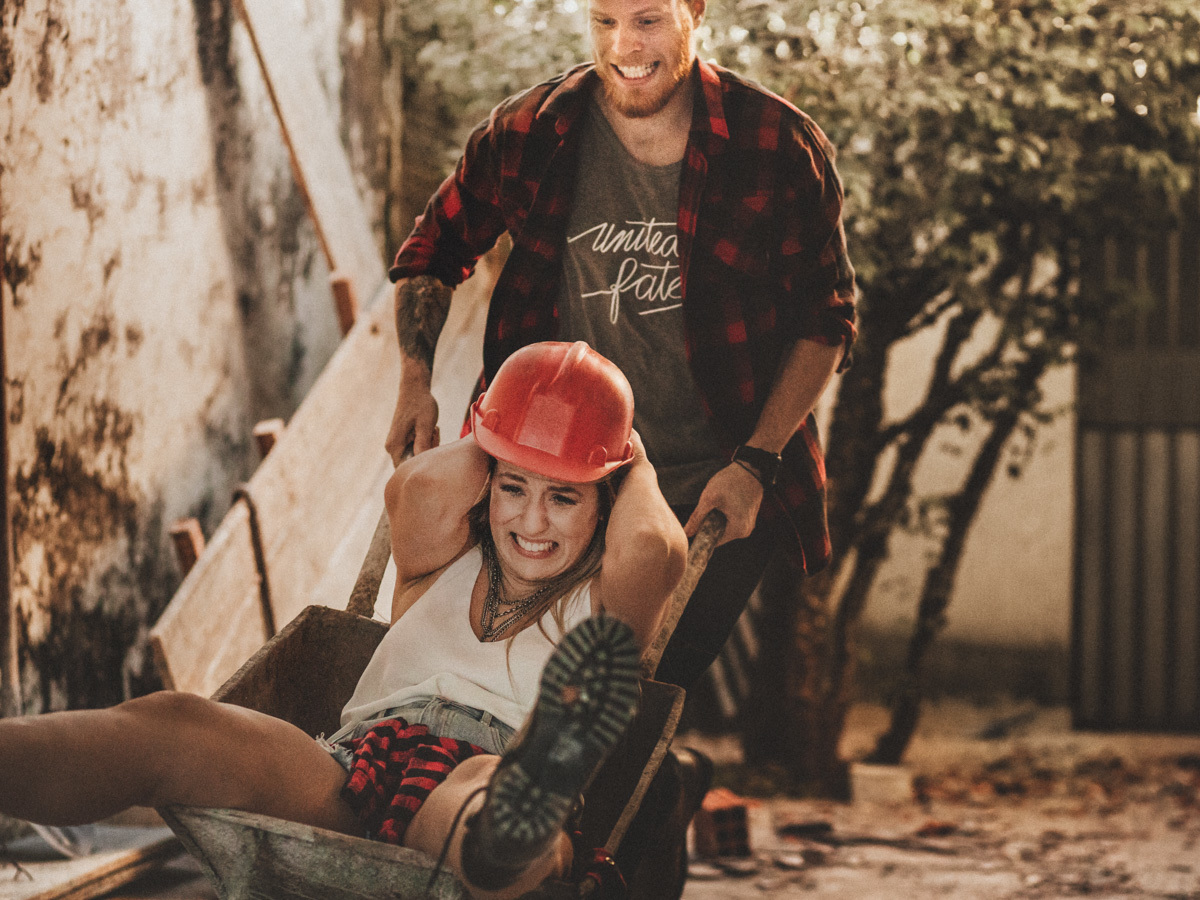 ensaio de casal engraçado feito na reforma da casa 