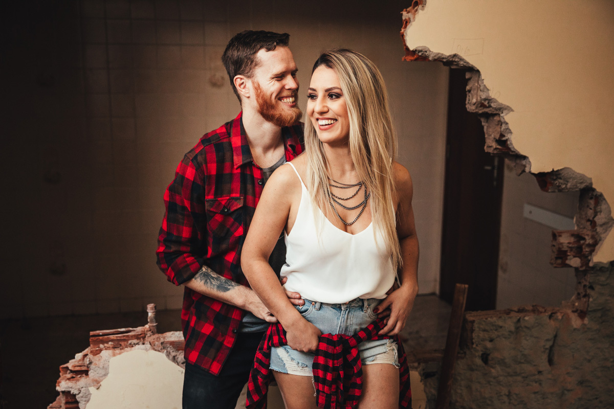 fotos de pre wedding com ideia super diferente para o pre casamento fotos na obra da casa do casal 