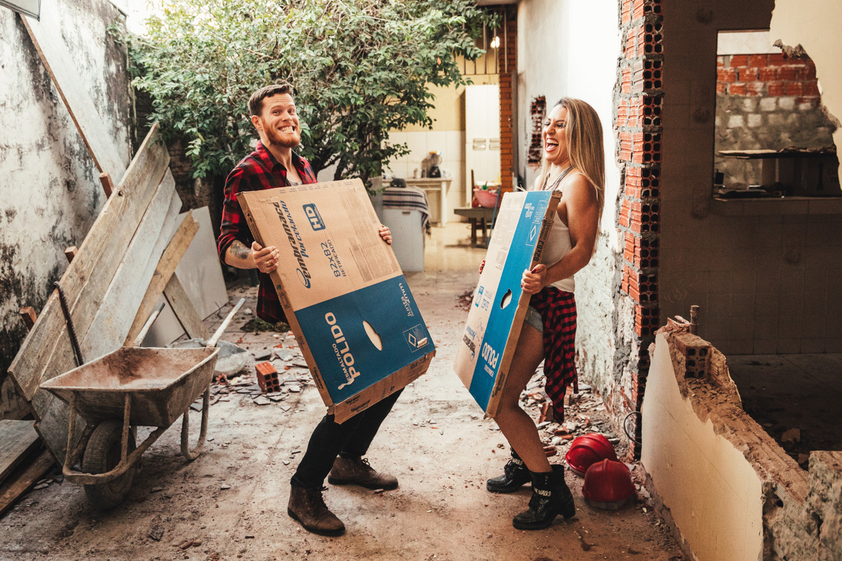ensaio de casal divertido e original feito na casa do casal 