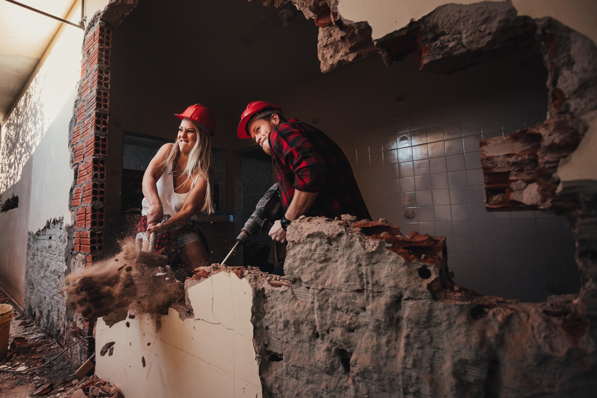 fotografo Rickardo Andrade faz ensaio de casal incrivel super divertido referencia de ensaio de casal em obra da casa 