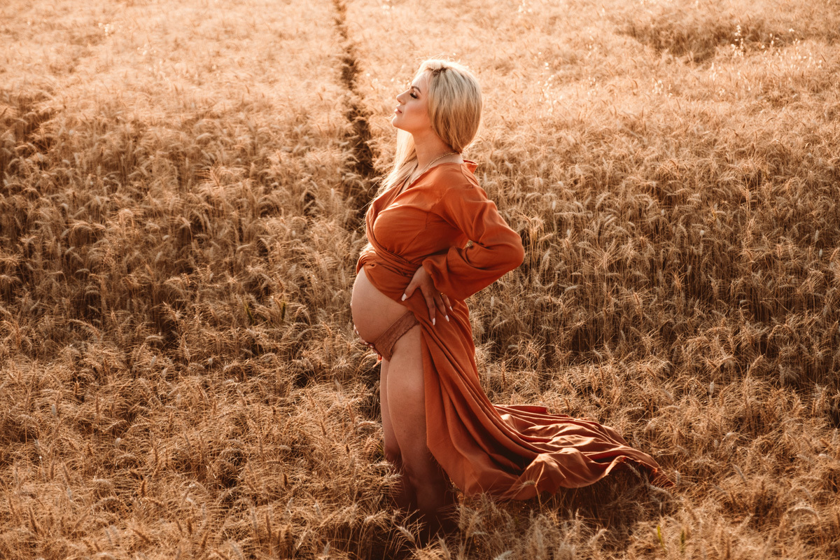 lindo ensaio de gestante em uma plantação de trigo fotografo de gestante em maringá 