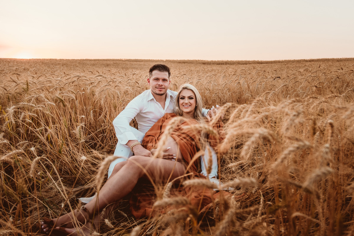 ensaio de casal esperando filho, ensaio externo em linda plantação de soja 
