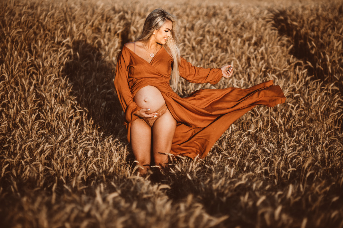 book de mamae com fotos externas em plantação de trigo na região de maringá 