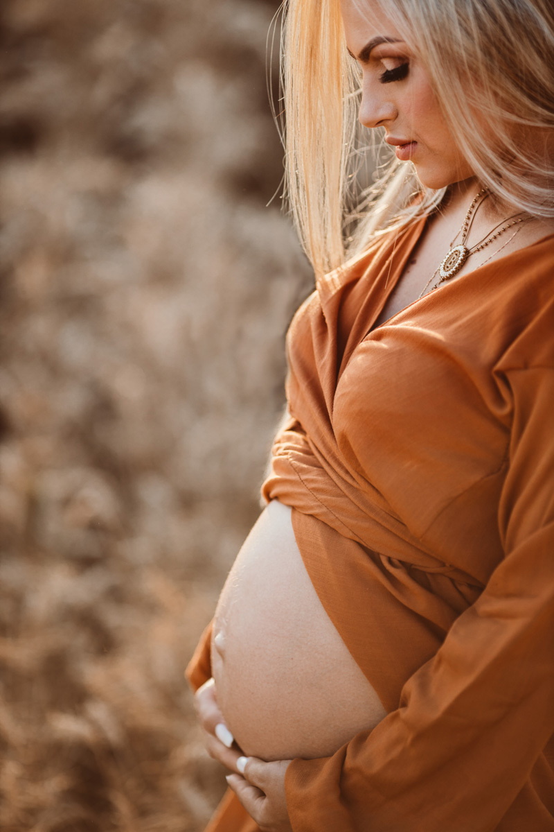 lindo ensaio de gestante com a lux dourada do sol em plantação 