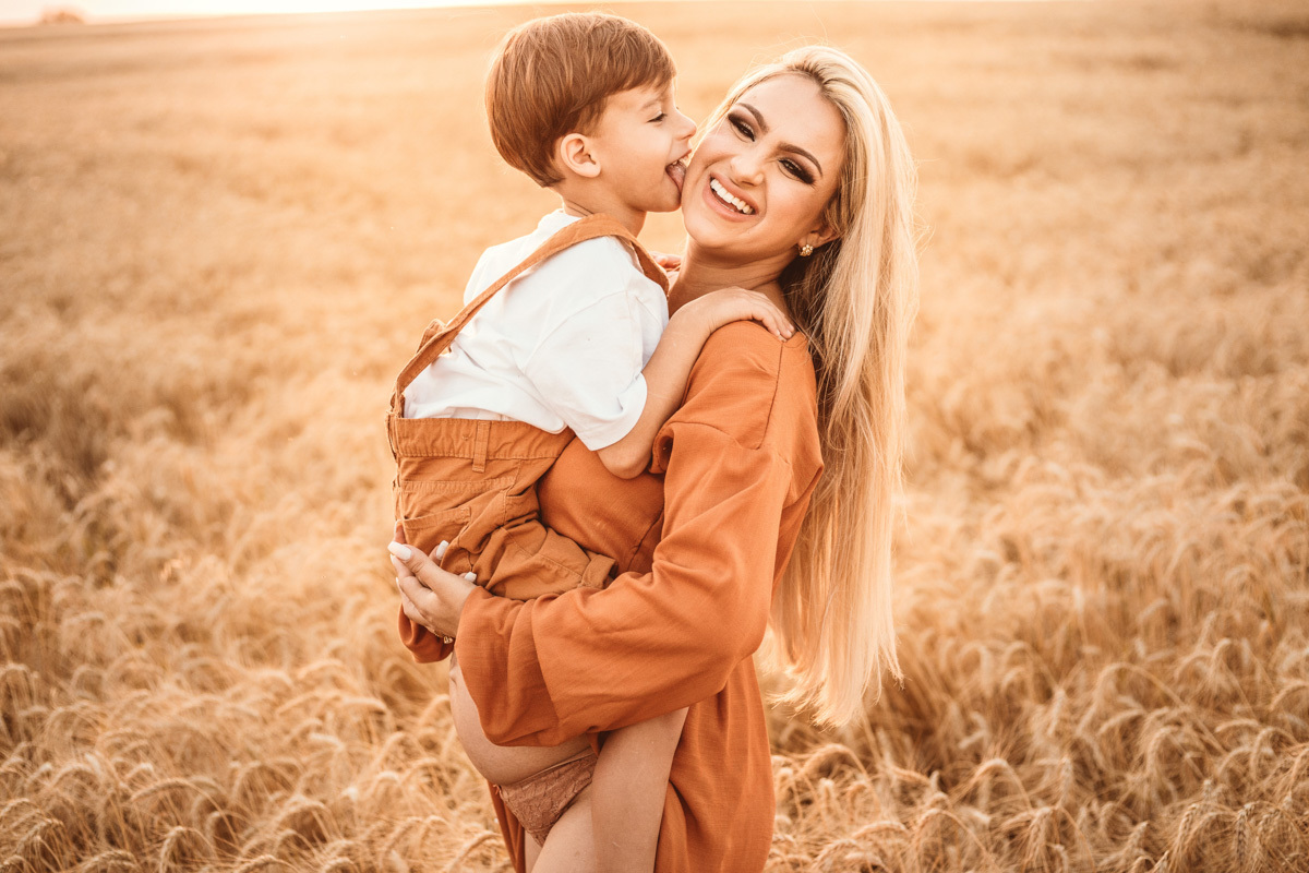 ensaio de gestante com fotos em familia em plantação de trigo ensaio estilo lifestyle 