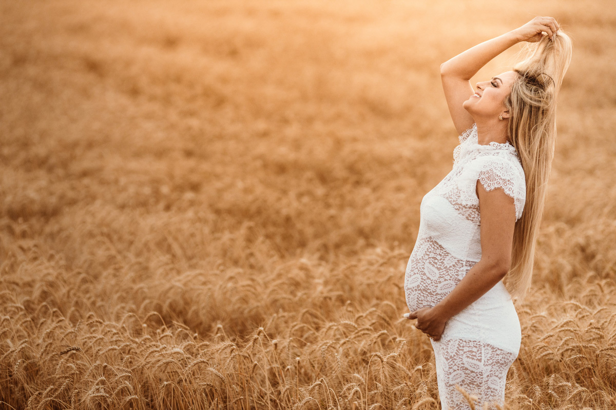 book de gravida e gestante em linda plantação de trigo com por do sol magnifico 