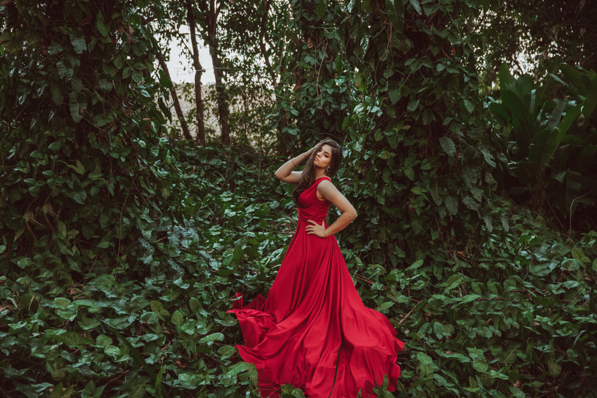 ensaio d e debutante usando vestido classico vermelho ensaio na natureza para 15 anos 