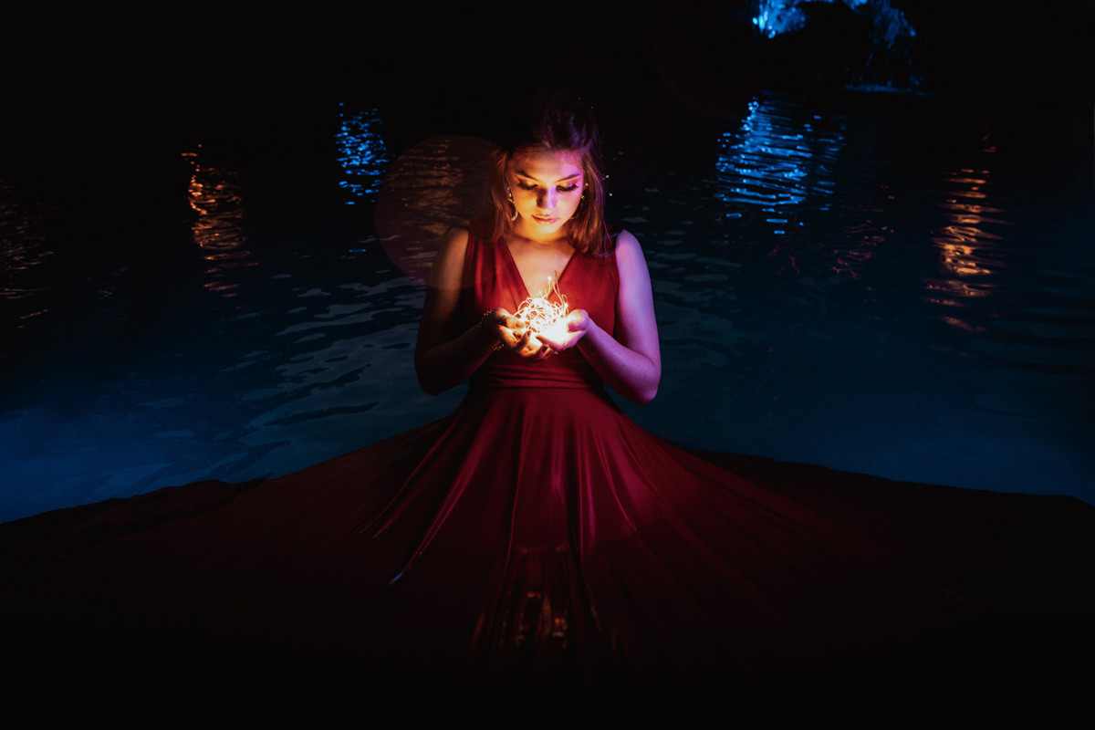 ensaio de 15 anos com ideias de fotos noturnas usando cordão de luz de natal