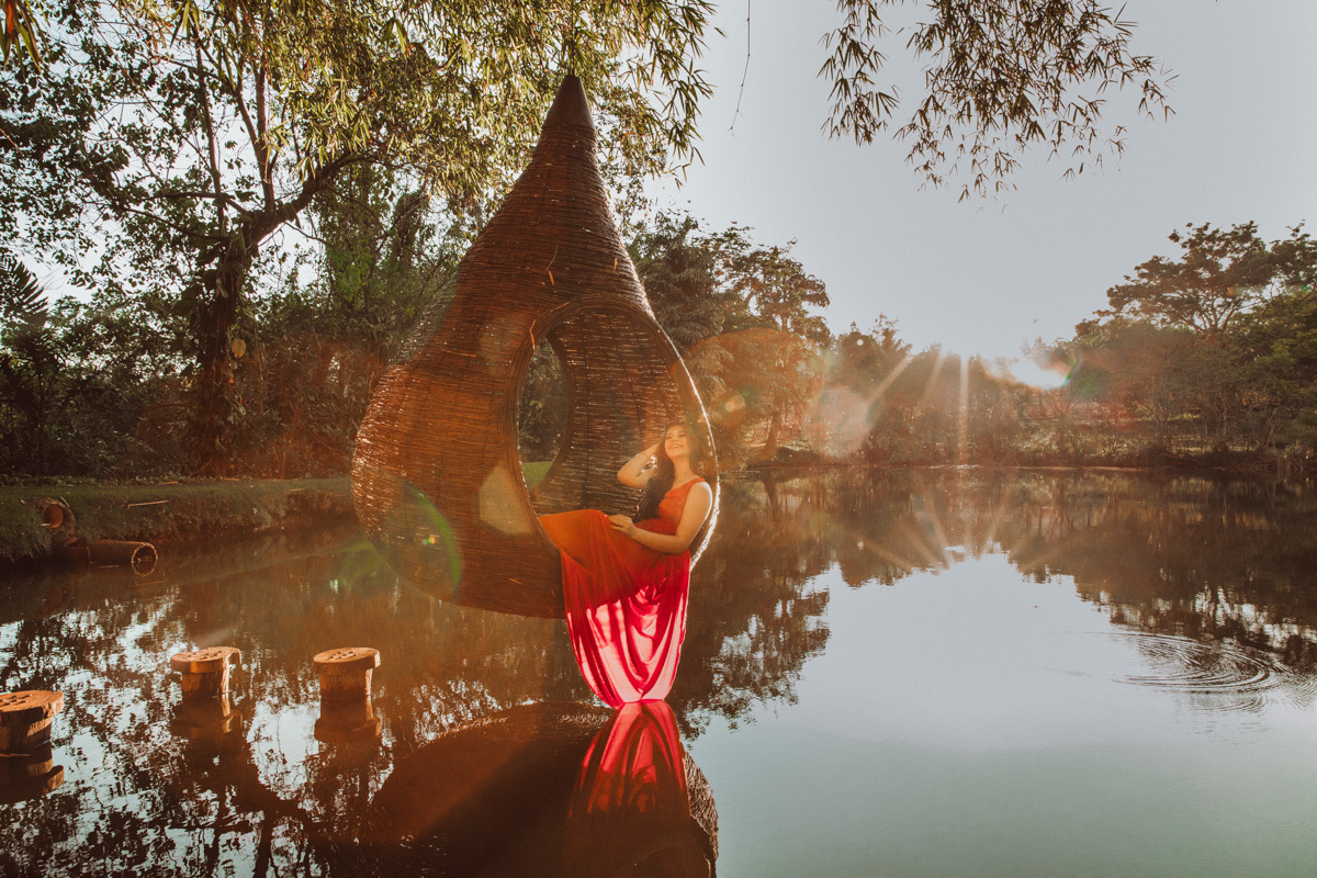 ensaio externo com luz dourada do por do sol ensaio feito em um lago chácara Eden Garden Maringá-PR