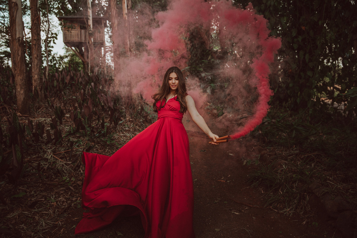 referencia de fotos externas com fumaça colorida para ensaio feminino fotografo de debutante  Rickardo Andrade