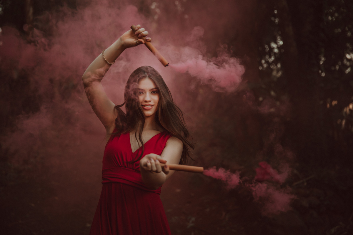 ideias diferentes de fotos para ensaio feminino foto com fumaça vermelha 