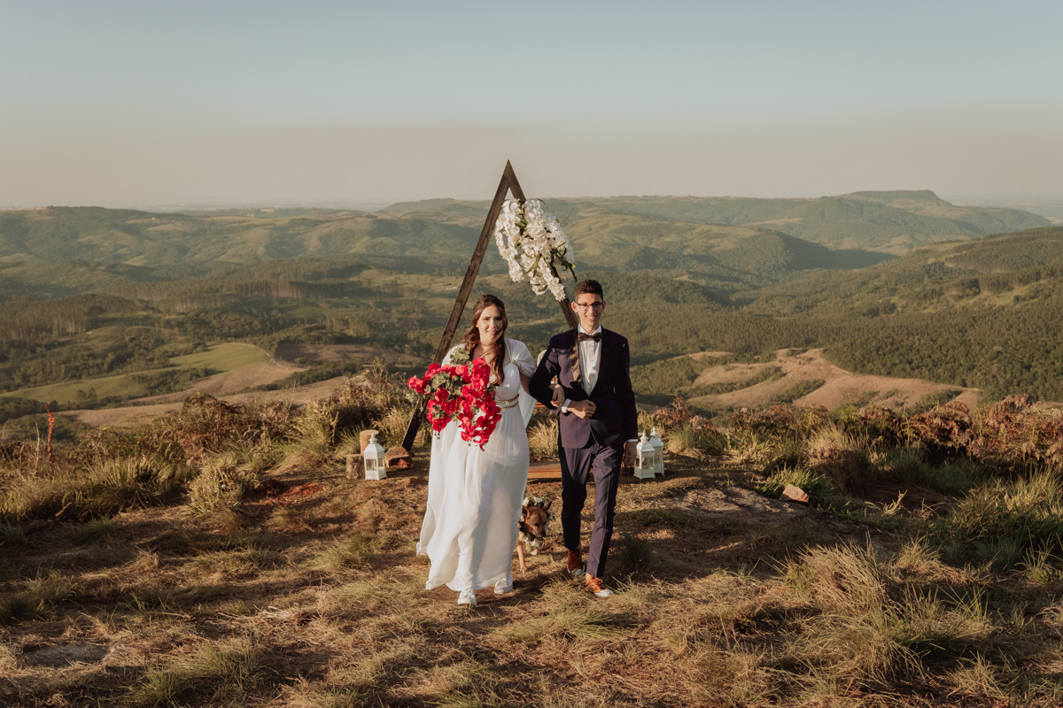 fotografia externa para mini wedding feito em um morro 
