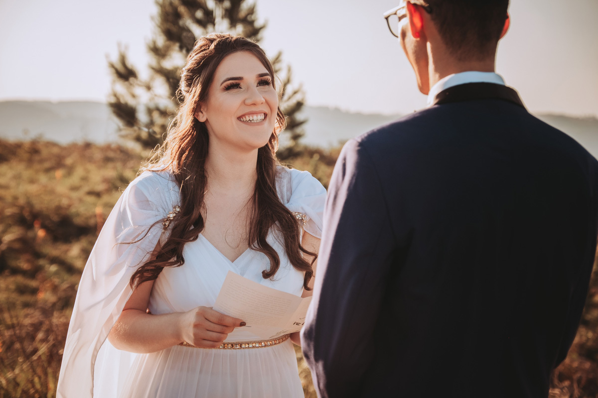fotos dos votos dos noivos em casamento externo em um morro em maua da serra-PR