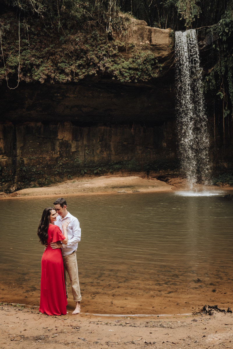fotos de pre wedding com cachoeira na região do parana