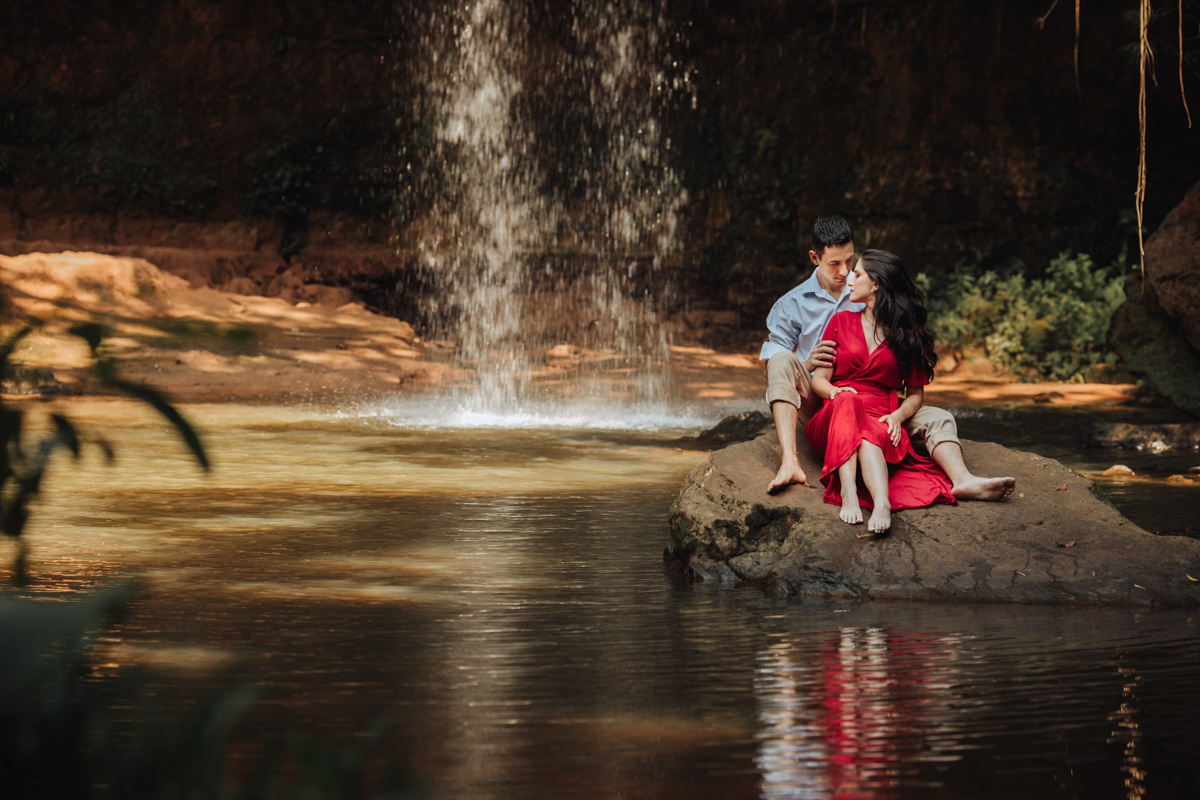 ensaio pre wedding externo com lindo cenario da natureza para tirar fotos de pre casamento 