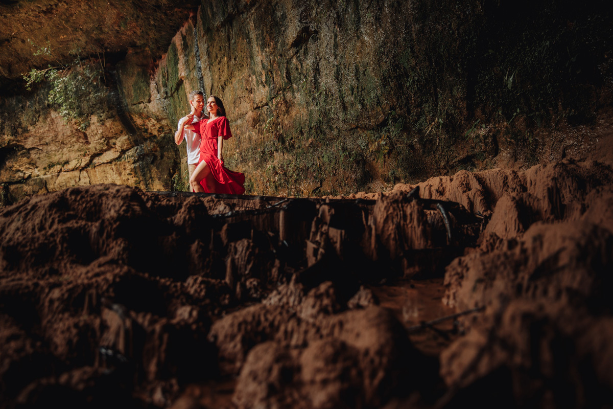 ensaio de casal na cachoeira do recanto pinhão 