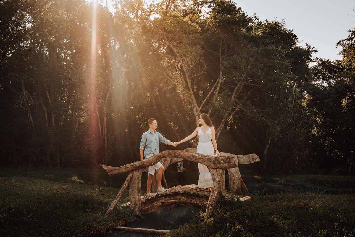ensaio de casal com ideias de fotos espontaneas e diferentes 