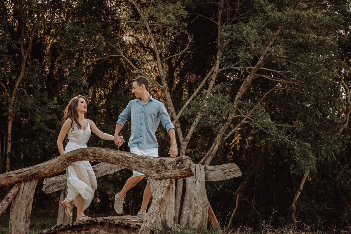 fotos espontaneas e divertidas para ensaio pre casamento ao ar livre 