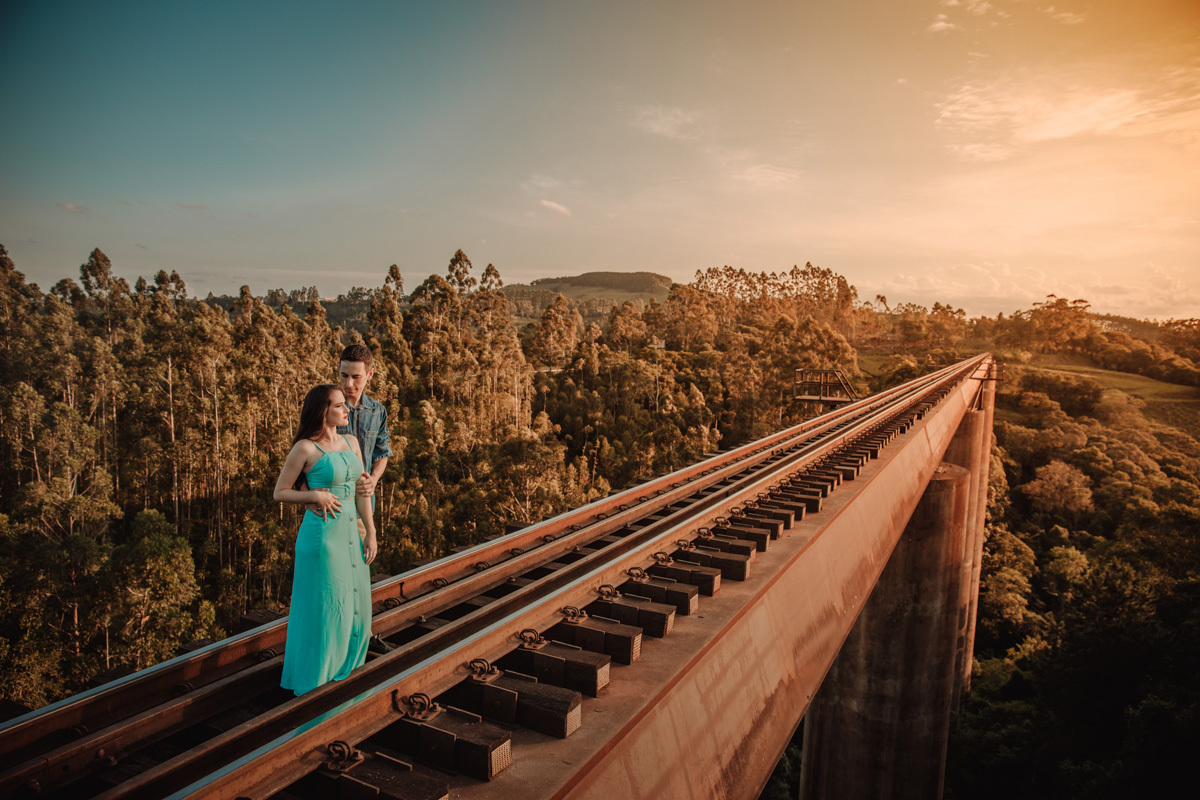 linda linha de trem suspensa na região de maua da Serra foto do melhor fotografo de casamento  de maringa Rickardo Andrade