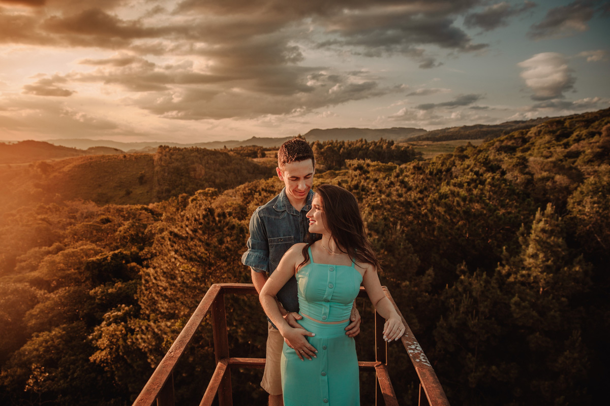 linha de trem suspensa em maua da serra ensaio de casal externo no por do sol 