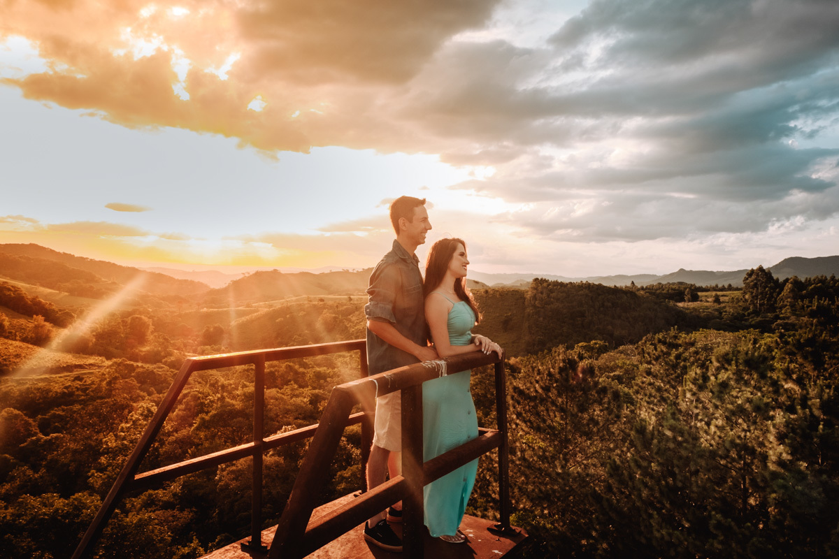ensaio de pre wedding com luz incrivel do por do sol ensaio na linha de trem suspensa de maua da serra 